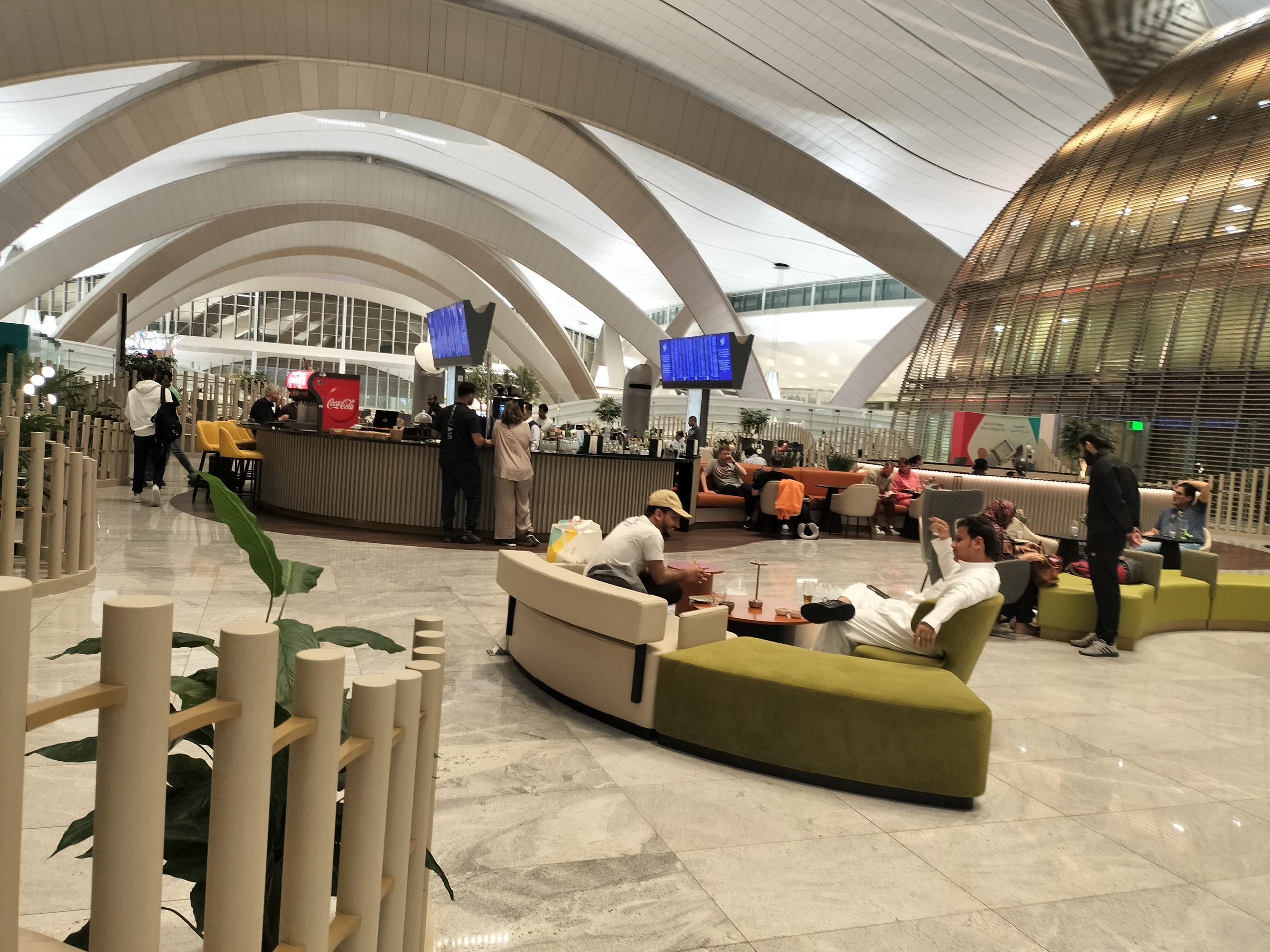 出発前の空港ターミナル Airport terminal before departure