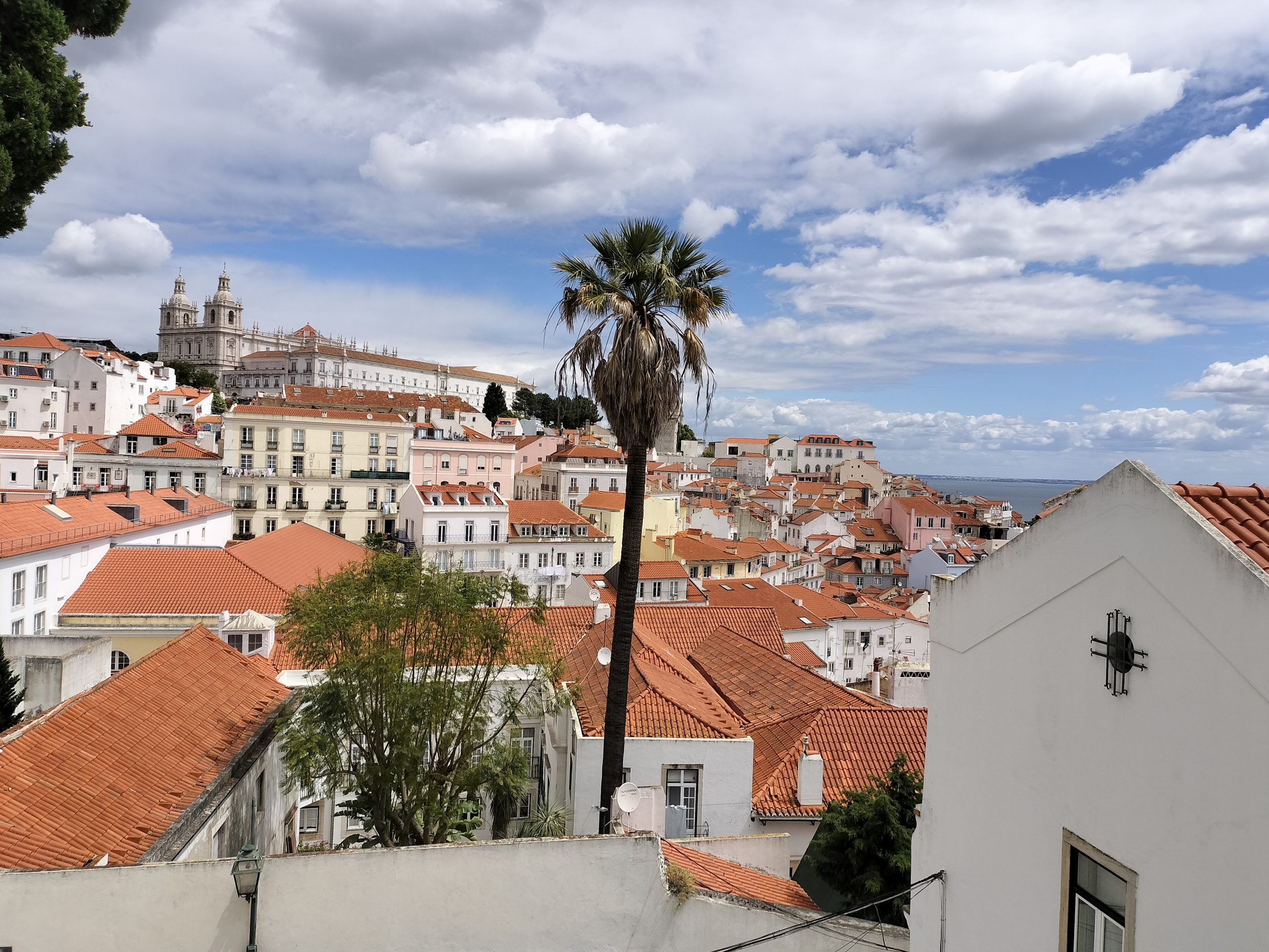 晴天のアルファマの街並み Sunny rooftops of Alfama, Lisbon
