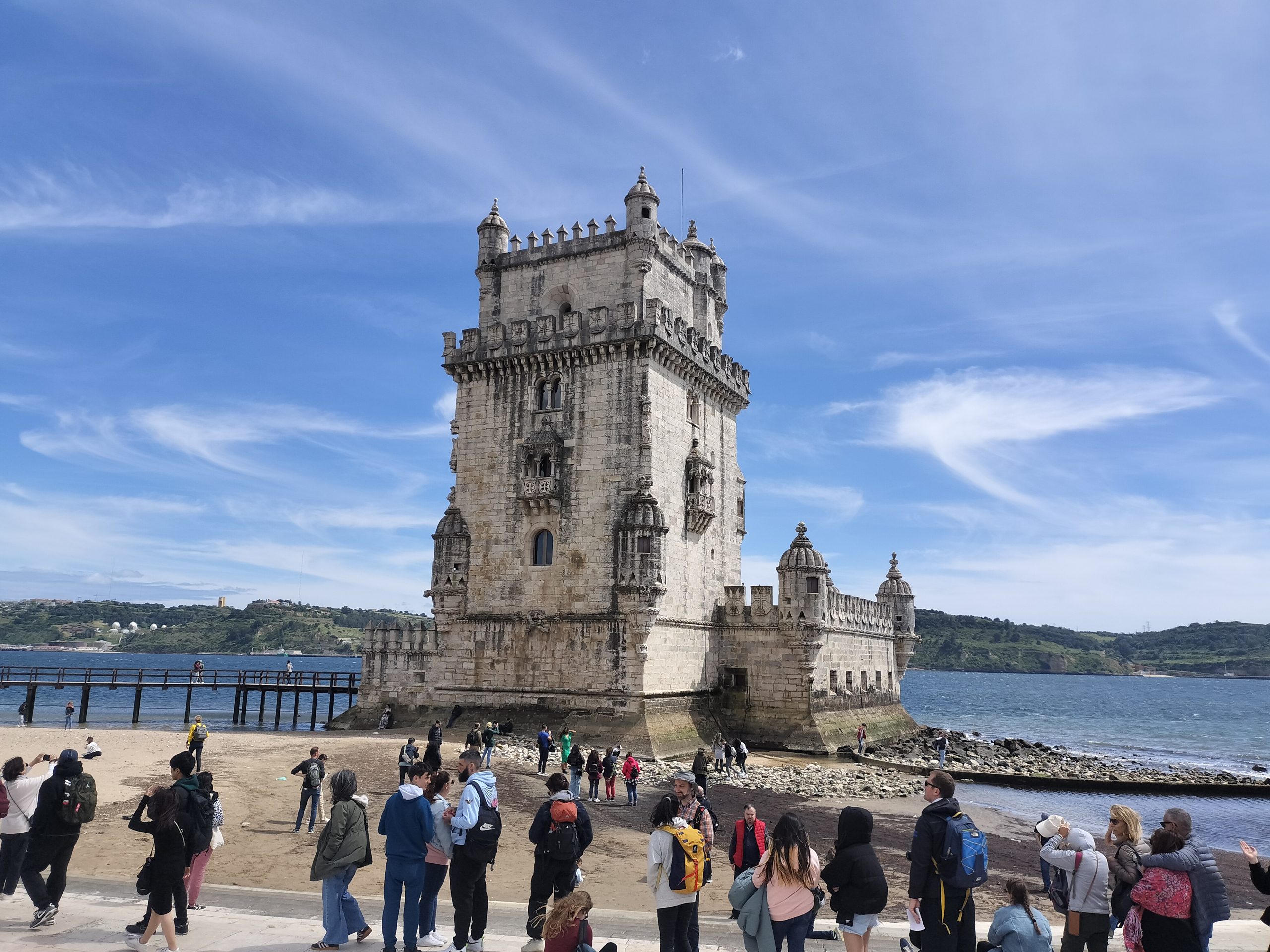 ベレンの塔と観光客 Belem Tower with visitors, Lisbon