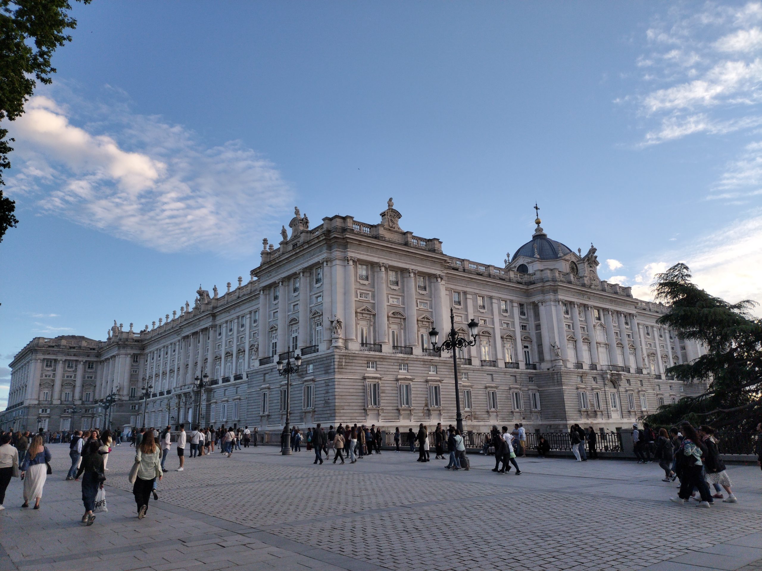 マドリード王宮前の広場 Royal Palace of Madrid and plaza