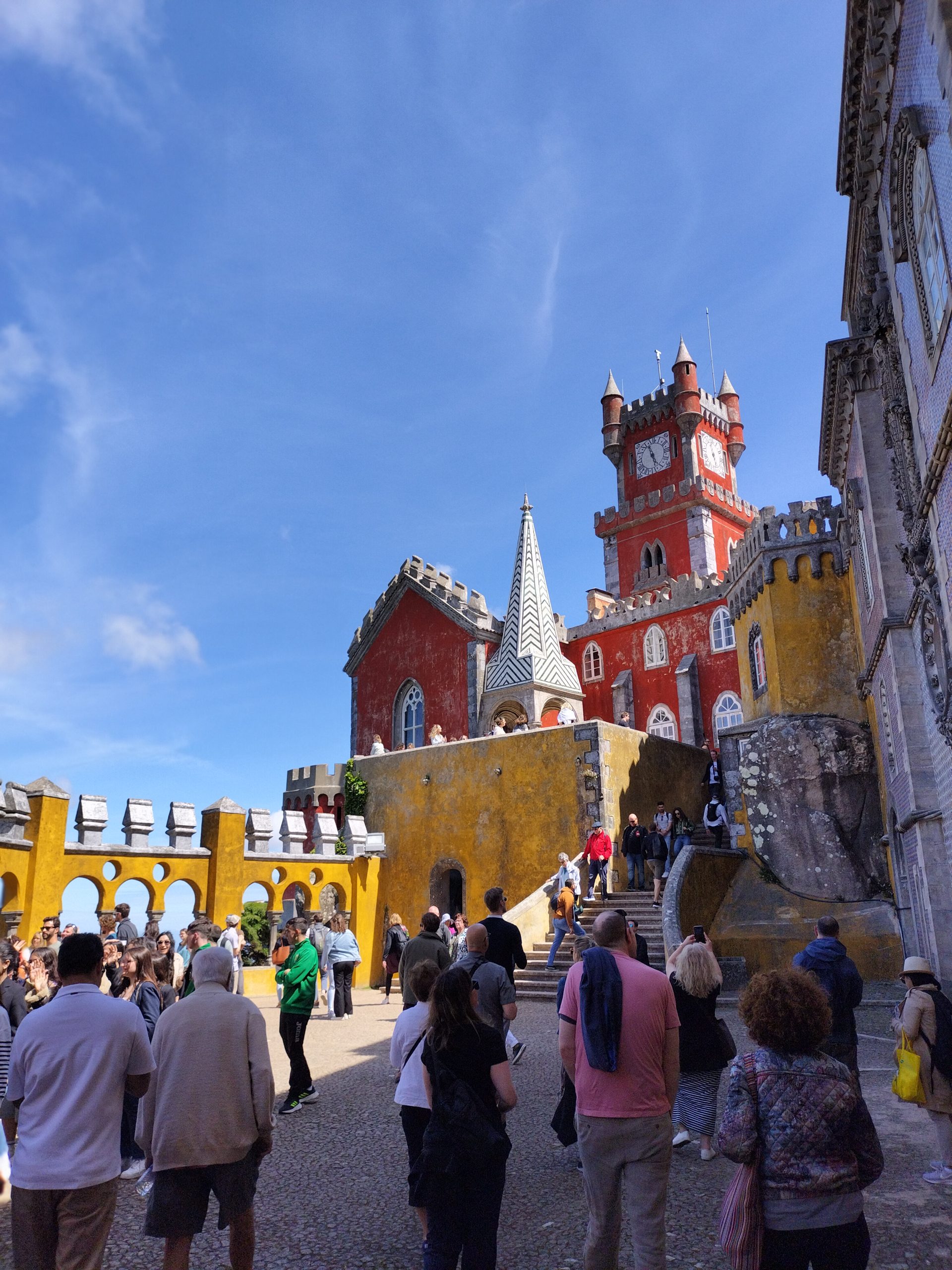 ペーナ宮殿の入口に集まる観光客 Pena Palace entrance with visitors, Sintra