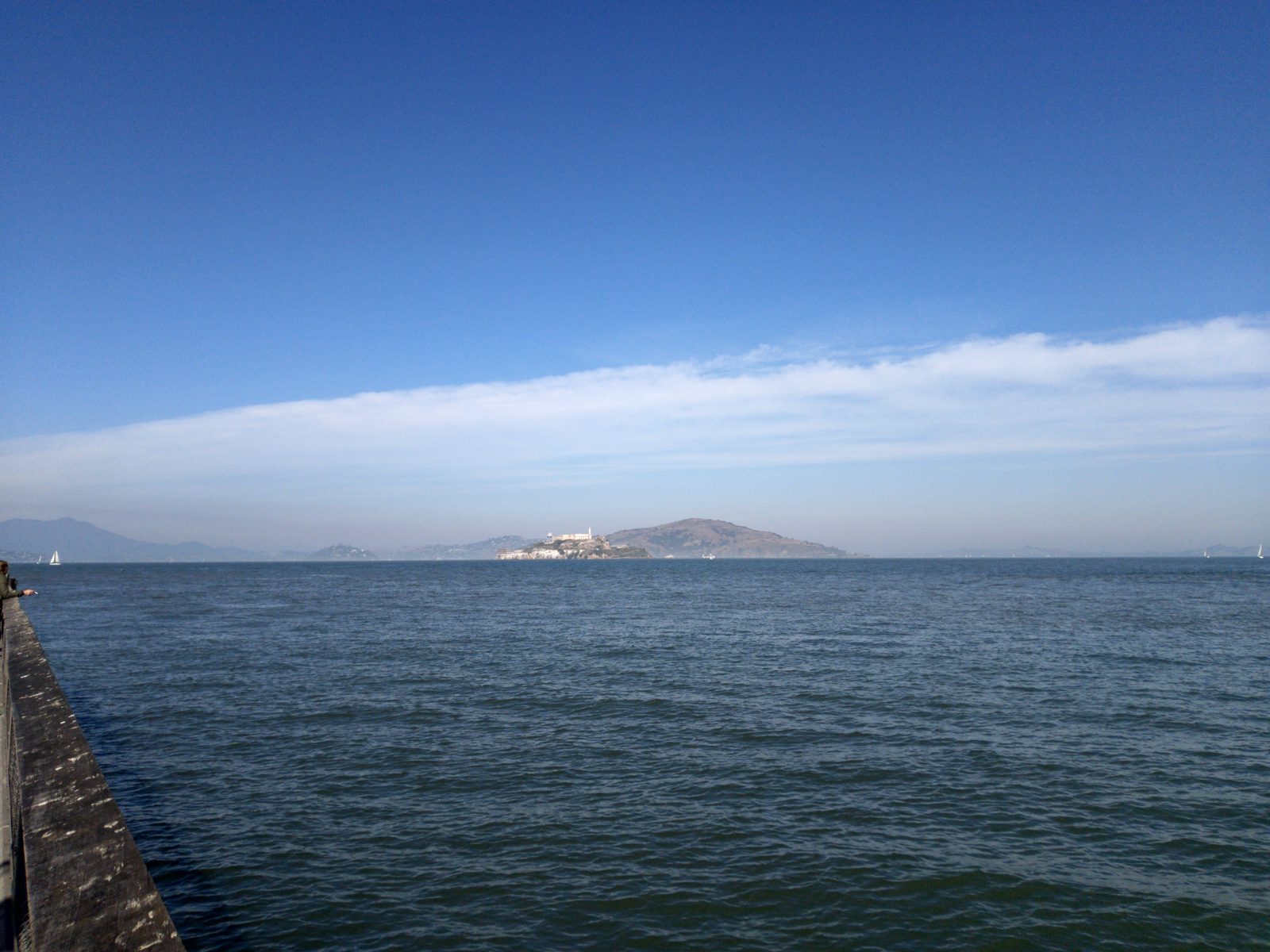 湾に浮かぶアルカトラズ島の遠望 Alcatraz Island across San Francisco Bay