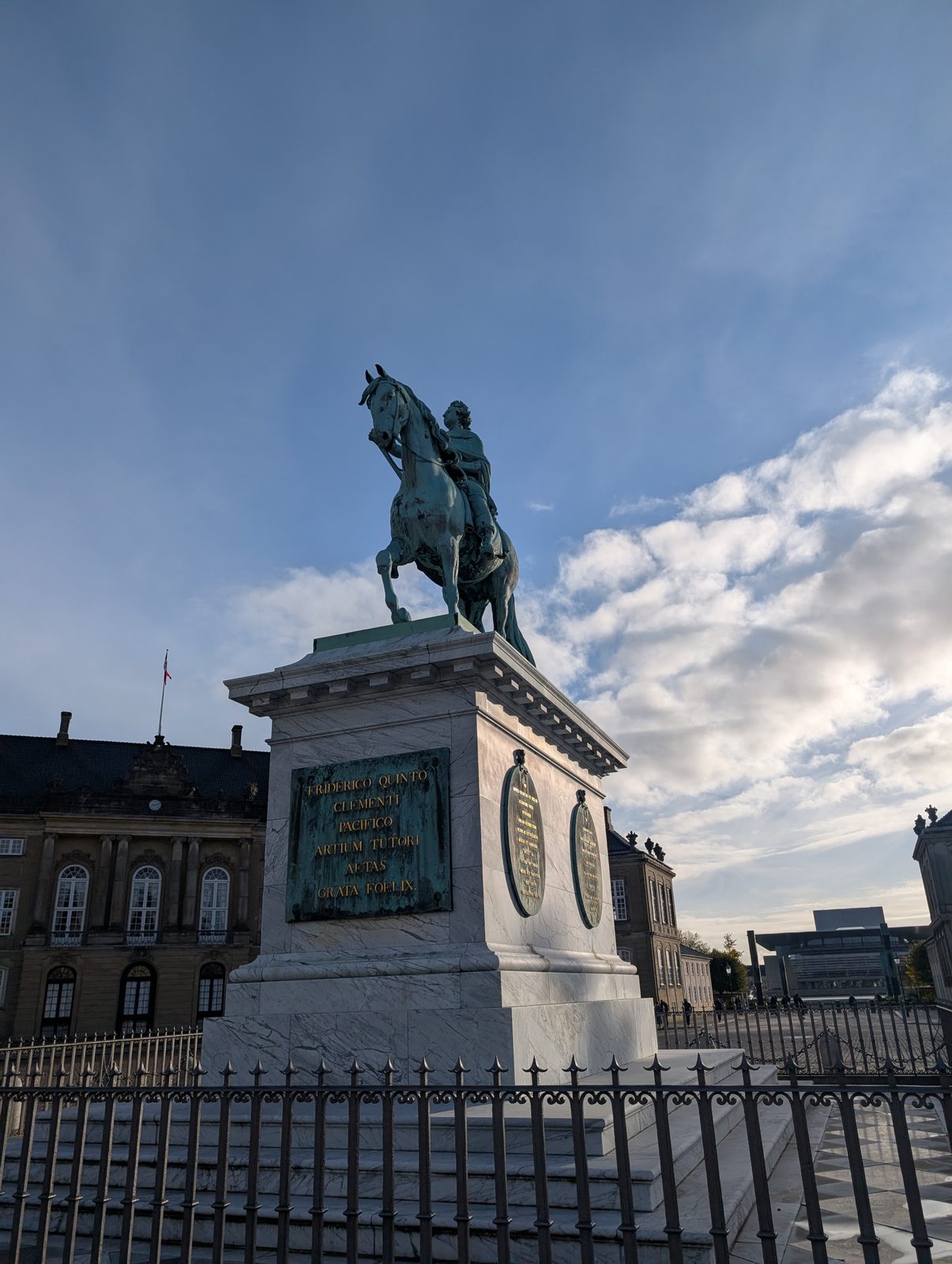 アマリエンボー宮殿とフレデリク5世騎馬像 Amalienborg Palace and equestrian statue, Copenhagen