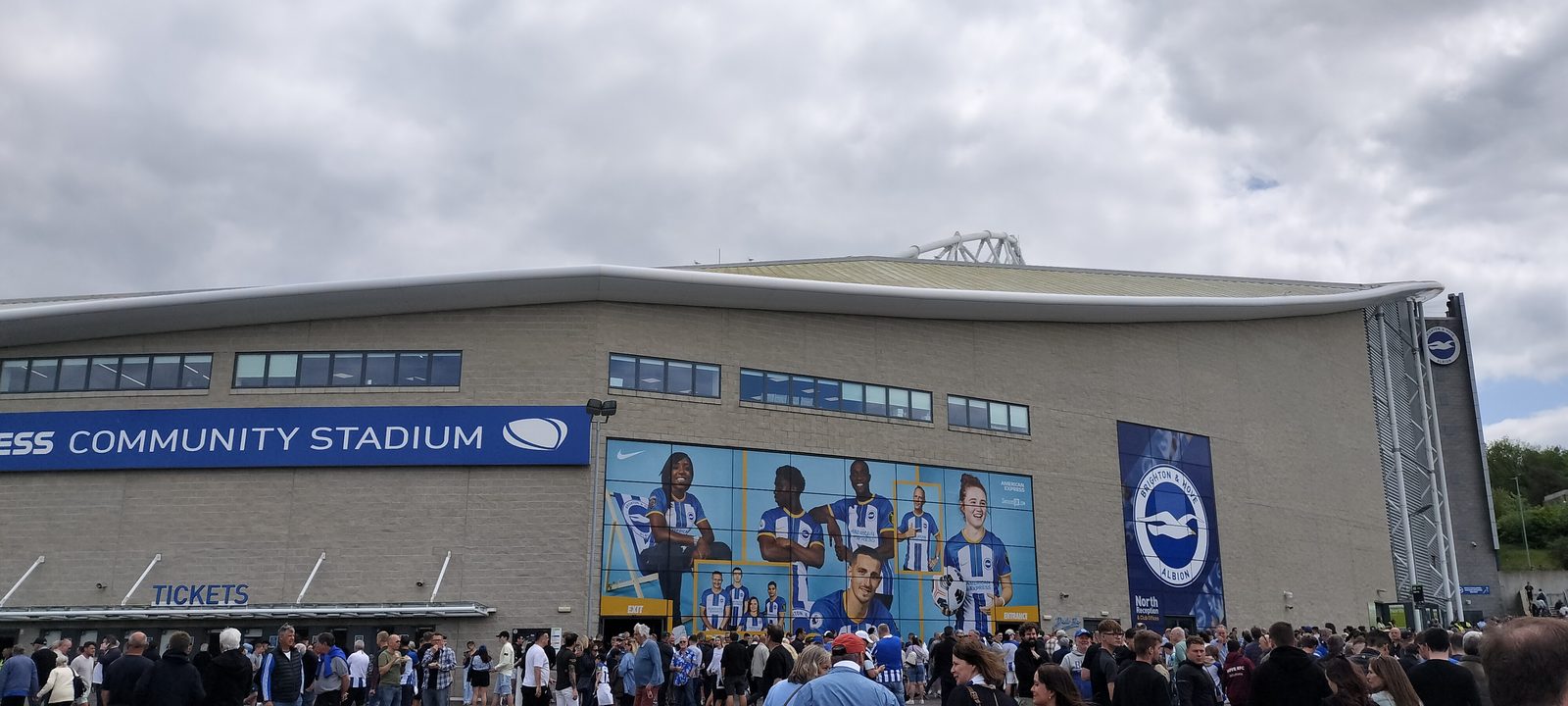 アメックス・スタジアムの外観とサポーターの人波 Crowds outside the Amex Stadium, Brighton