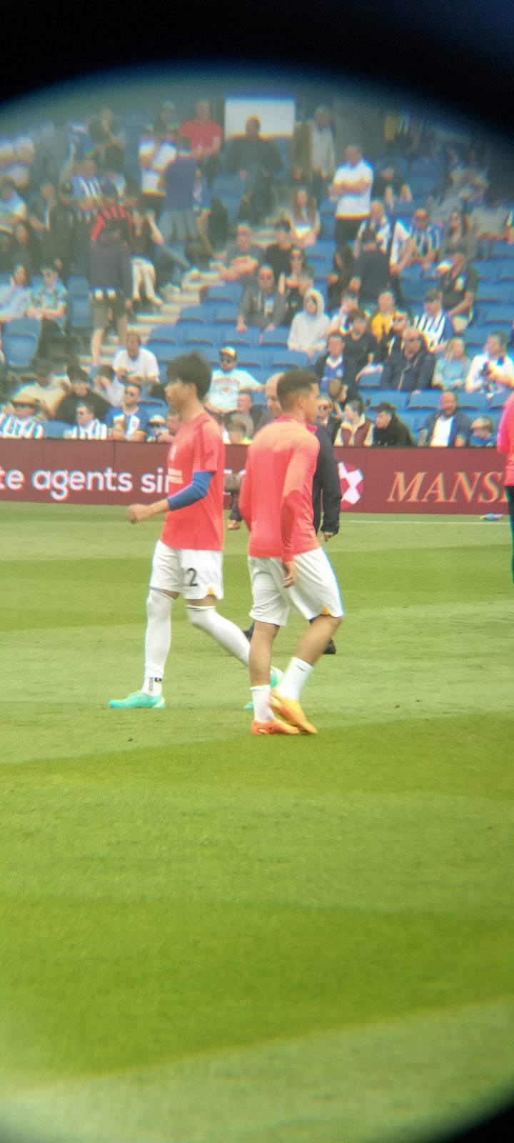 双眼鏡越しに見るウォームアップ中の選手 Players warming up seen through binoculars