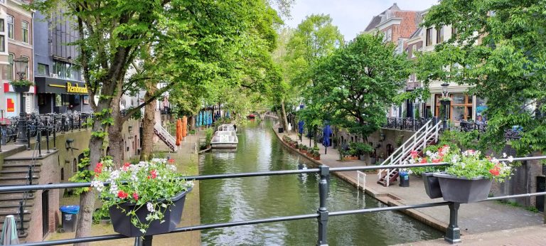 花箱が並ぶアムステルダムの運河 Flower boxes along an Amsterdam canal