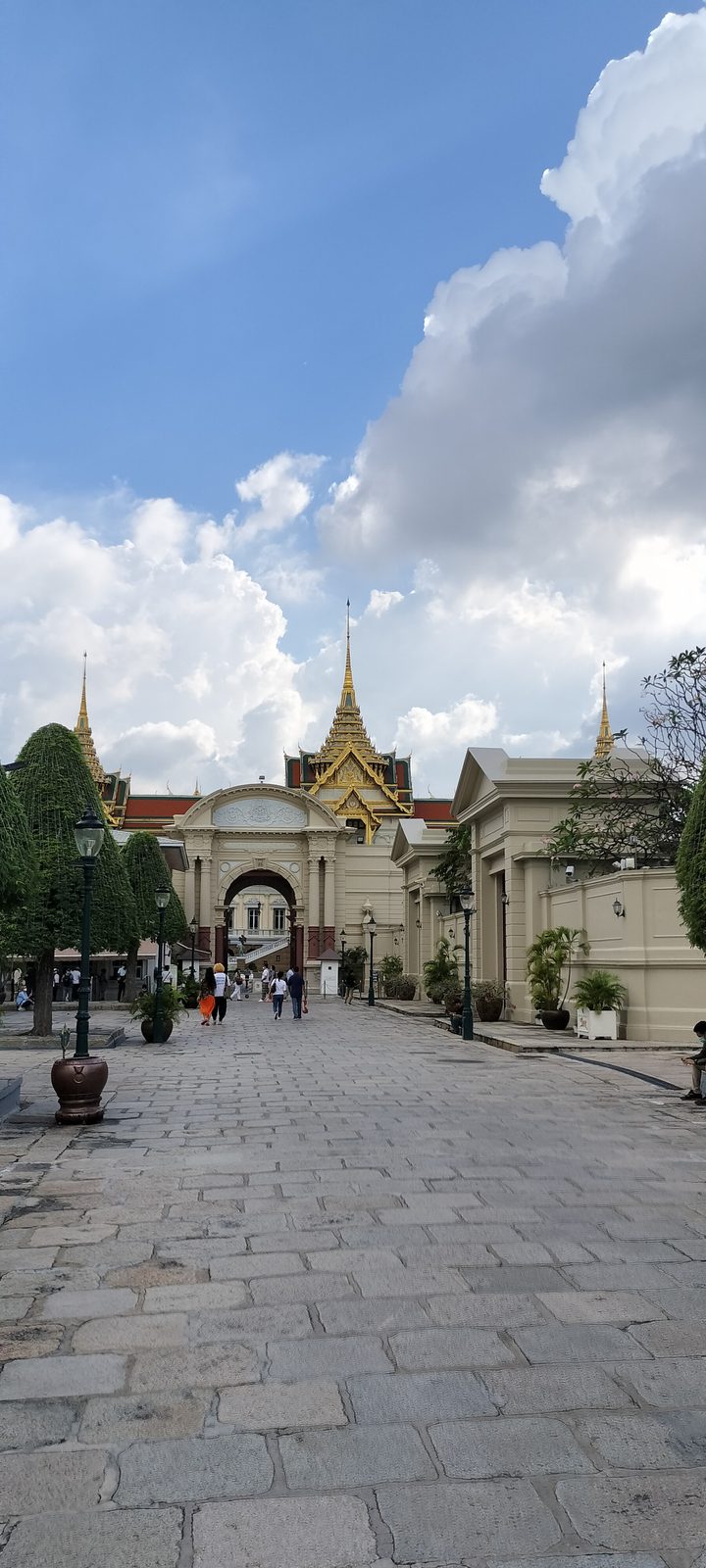 バンコク王宮の参道 Approach inside the Grand Palace, Bangkok