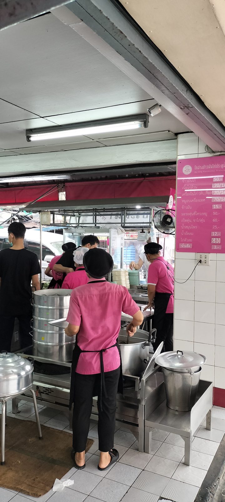 プラトゥーナムのピンクのカオマンガイ Pink kaomangai chicken rice stall, Pratunam Bangkok