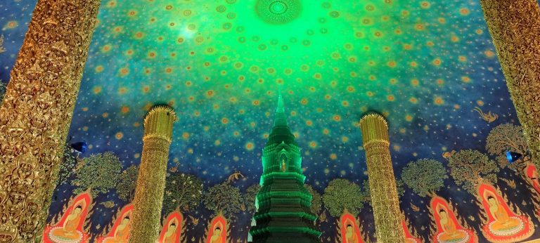 エメラルド色に輝く寺院の天井 An emerald-hued temple ceiling, Bangkok