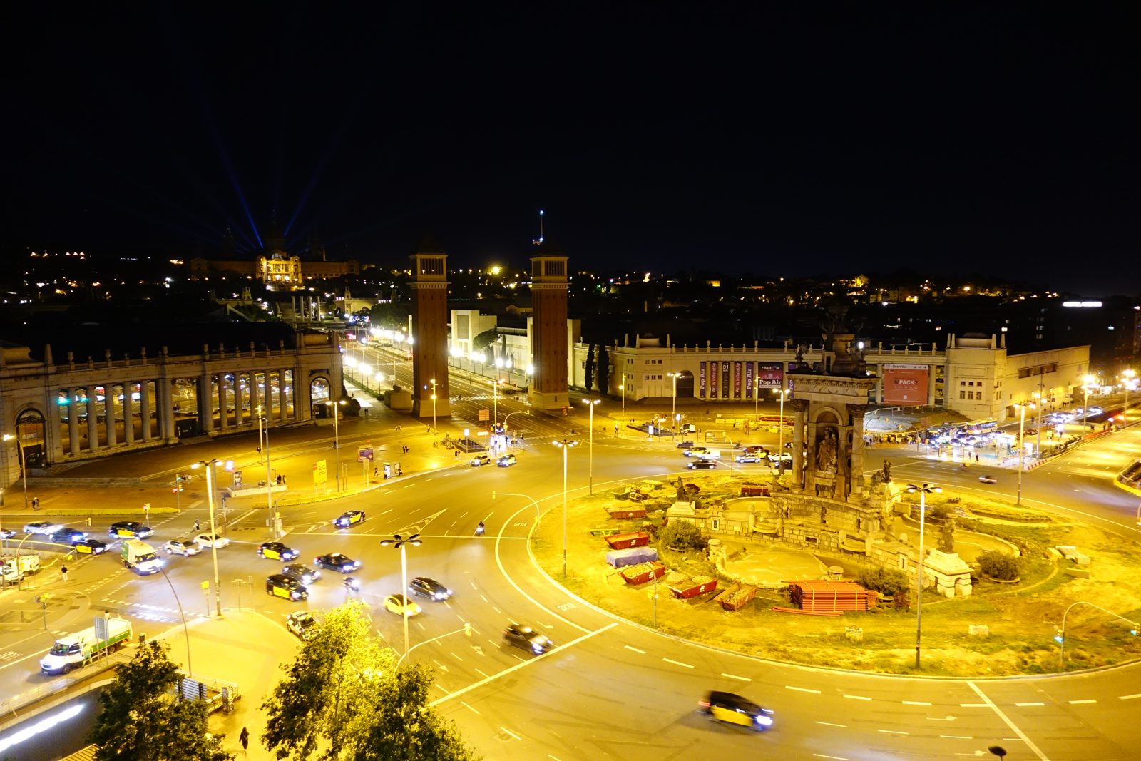 夜のスペイン広場とモンジュイック方面 Placa d Espanya at night, Barcelona