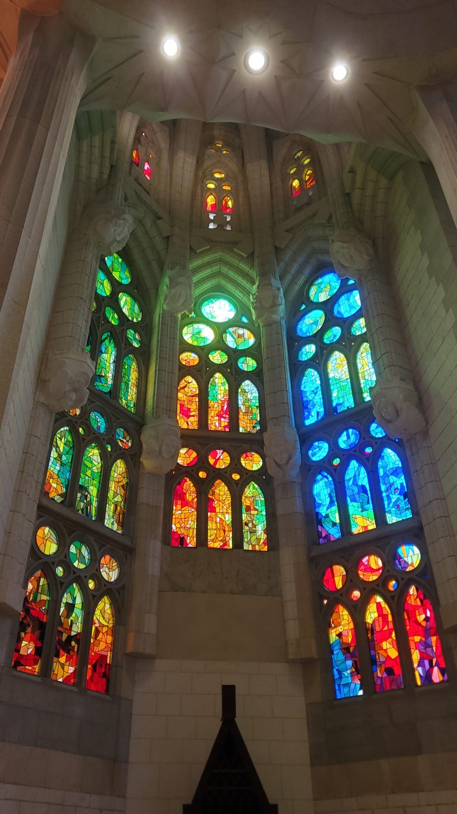 サグラダ・ファミリア内部のステンドグラス Stained glass inside Sagrada Familia