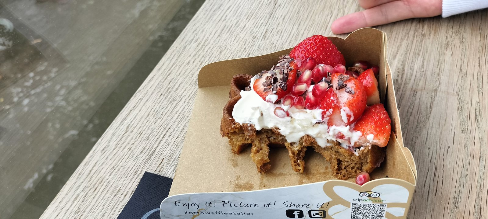 いちごを載せたベルギーワッフル Belgian waffle topped with strawberries