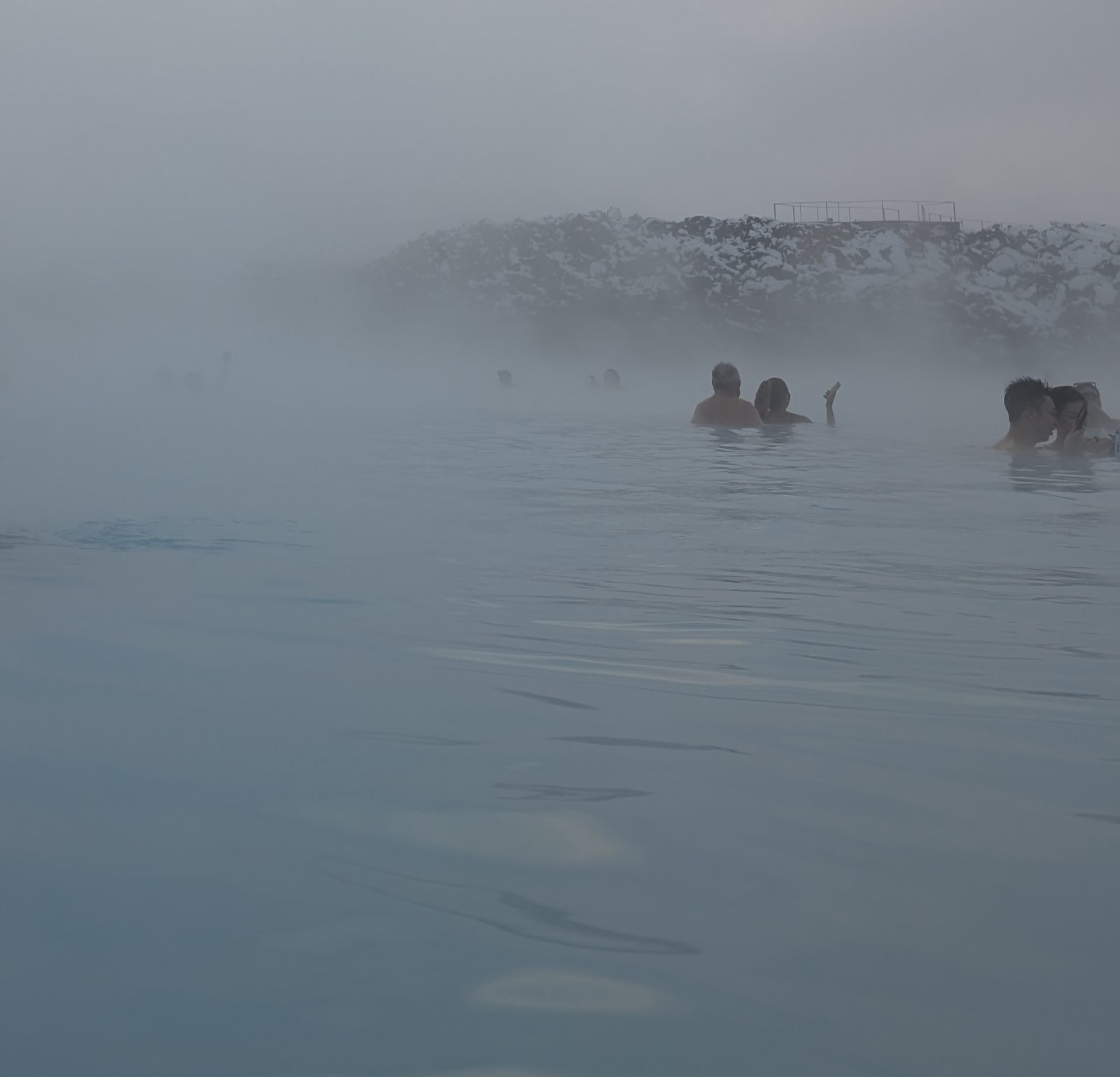 雪の中で湯気を上げるブルーラグーン Blue Lagoon geothermal spa steaming in snow, Iceland
