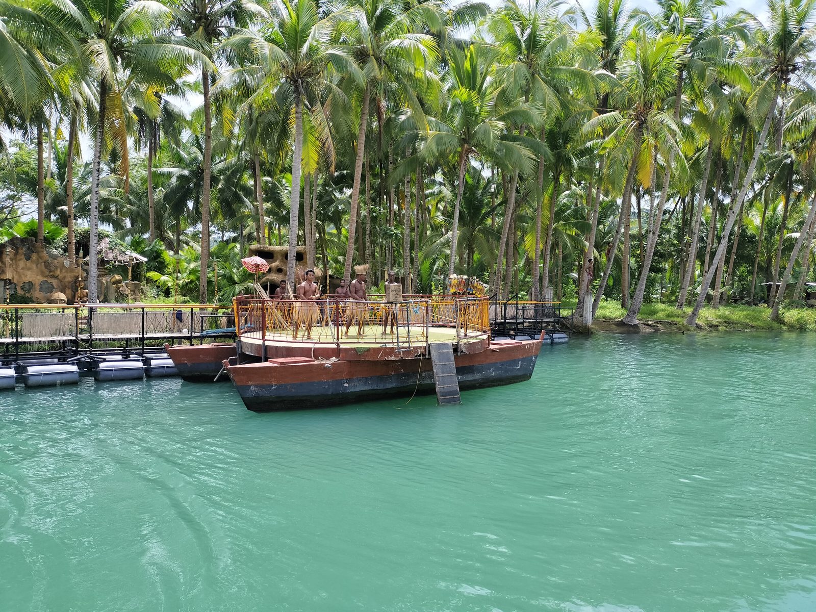 ロボック川のランチクルーズ水上レストラン Loboc River lunch cruise floating restaurant, Bohol