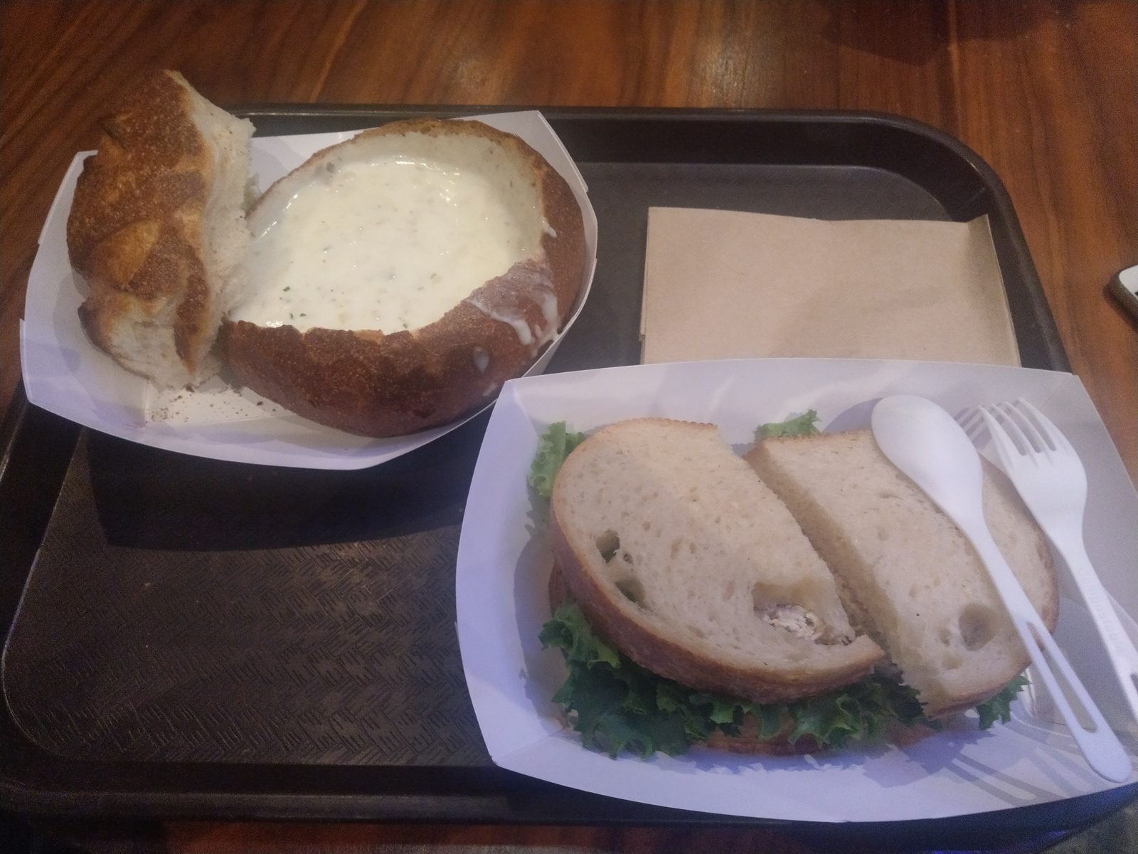 ブーダンのクラムチャウダー・ブレッドボウル Clam chowder in a sourdough bread bowl at Boudin, Fisherman's Wharf