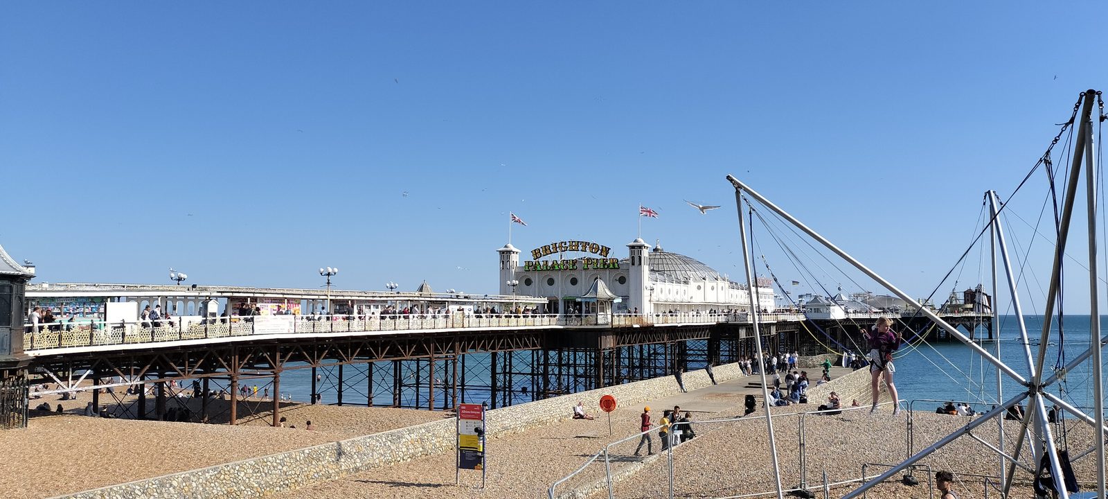 ブライトンのパレスピアとビーチ Brighton Palace Pier and the beach