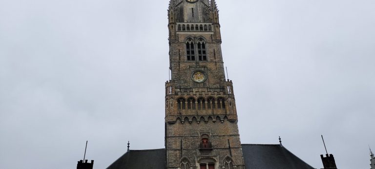 見上げるブルージュの鐘楼 Looking up at the Bruges belfry