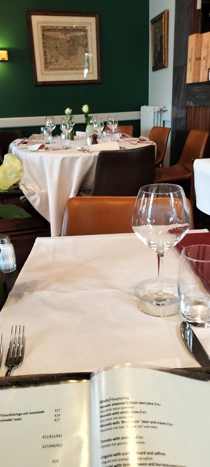 ブルージュのディナー Dinner plates at a restaurant in Bruges