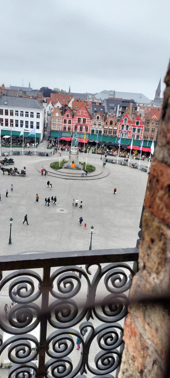 鐘楼から見下ろすマルクト広場 Markt square seen from above, Bruges