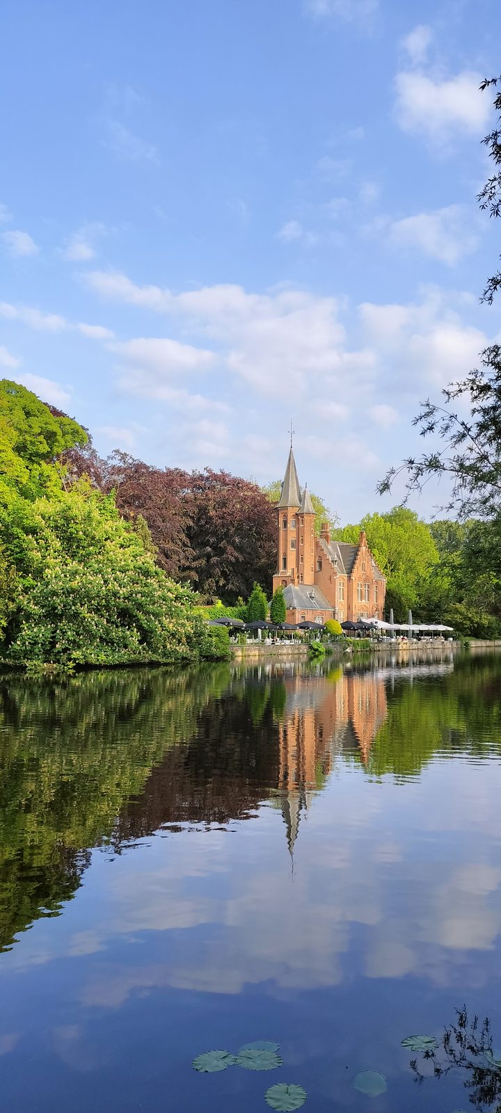 愛の湖公園とミンネワーター城 Minnewater Lake of Love, Bruges