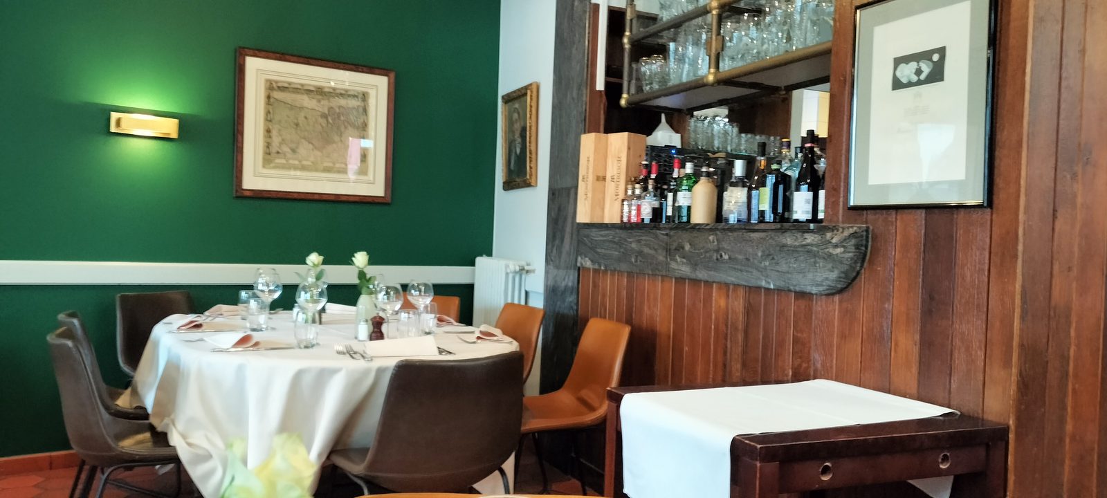 ブルージュのレストランの店内 Cozy restaurant interior in Bruges