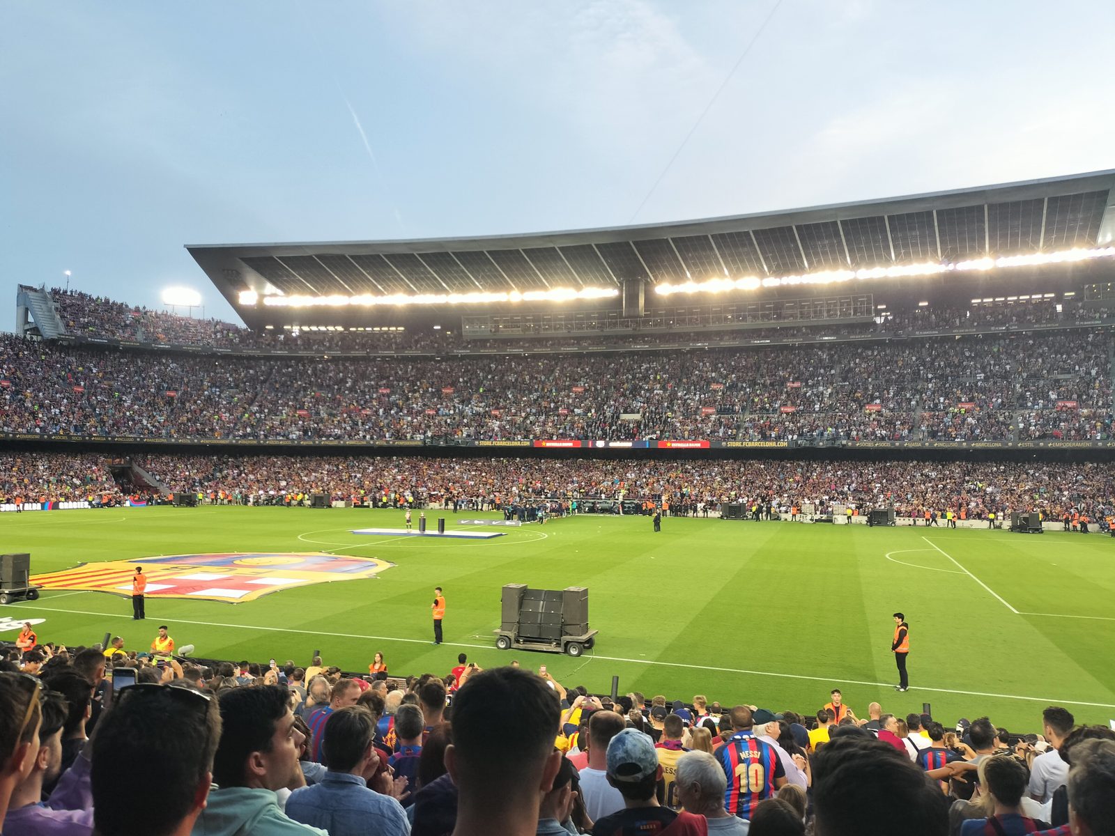 スタンドから見たピッチと観客席 Pitch view from the stands at FC Barcelona match