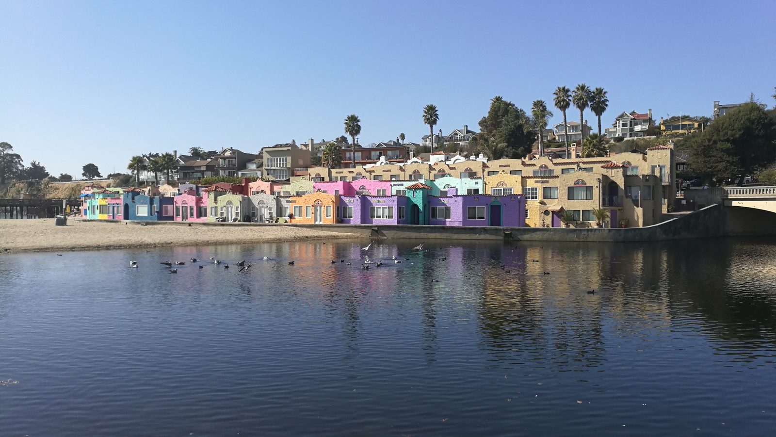カピトラのカラフルな家並みとラグーン Colorful beachfront houses by the lagoon in Capitola Village, California