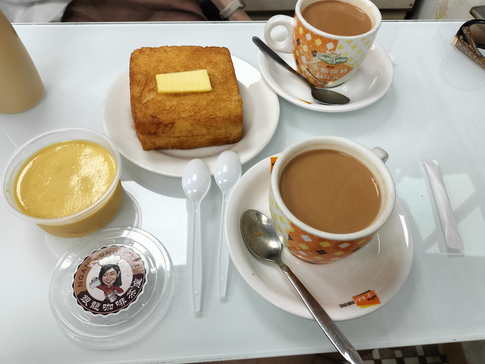 茶餐廳のフレンチトーストとミルクティーのセット French toast and milk tea set at a cha chaan teng, Hong Kong