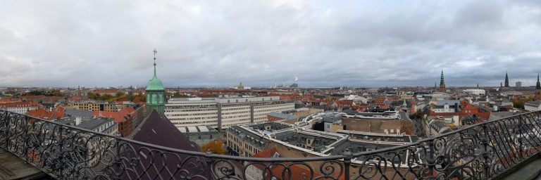 コペンハーゲンの屋根並みのパノラマ Panorama over Copenhagen rooftops