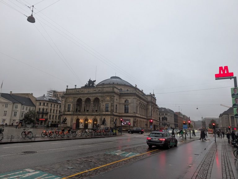 雨に濡れるコペンハーゲンの広場 A rain-slicked square in Copenhagen