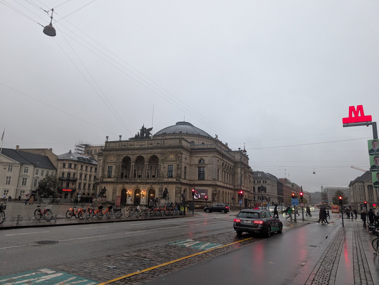 雨に濡れるコペンハーゲンの広場 A rain-slicked square in Copenhagen