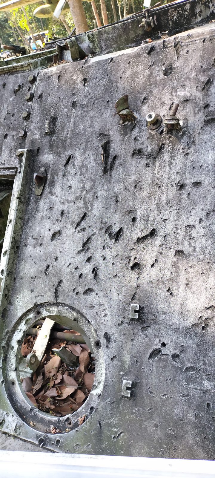 クチに展示された航空機の残骸とプロペラ Aircraft wreck with propellers displayed at Cu Chi