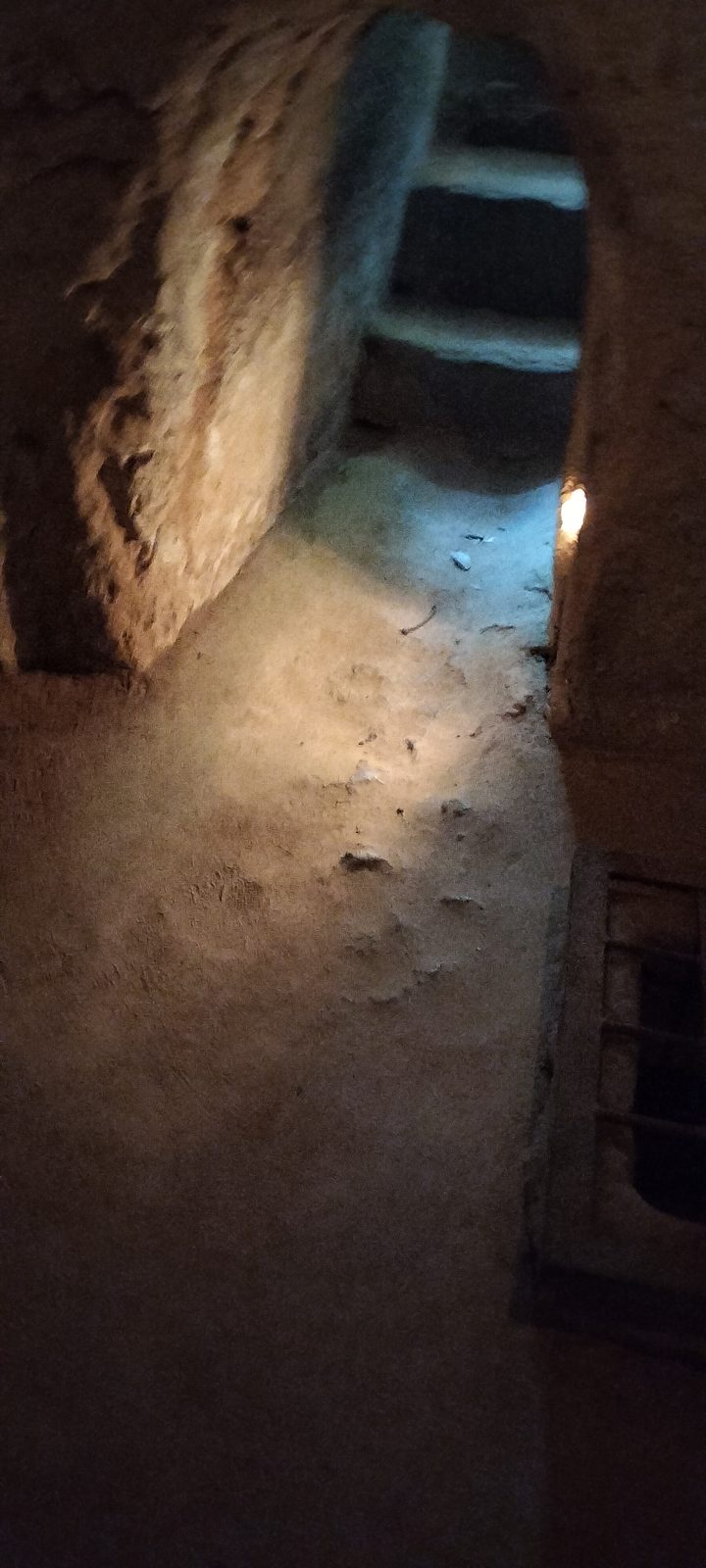 クチトンネルの内部 狭い地下通路 Inside the narrow Cu Chi tunnel, Vietnam