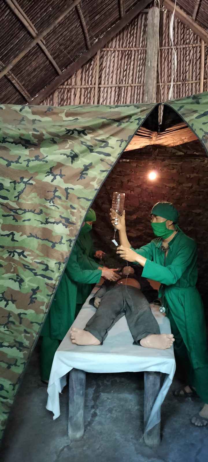 クチトンネルの野戦病院ジオラマ Field hospital diorama at Cu Chi Tunnels, Vietnam
