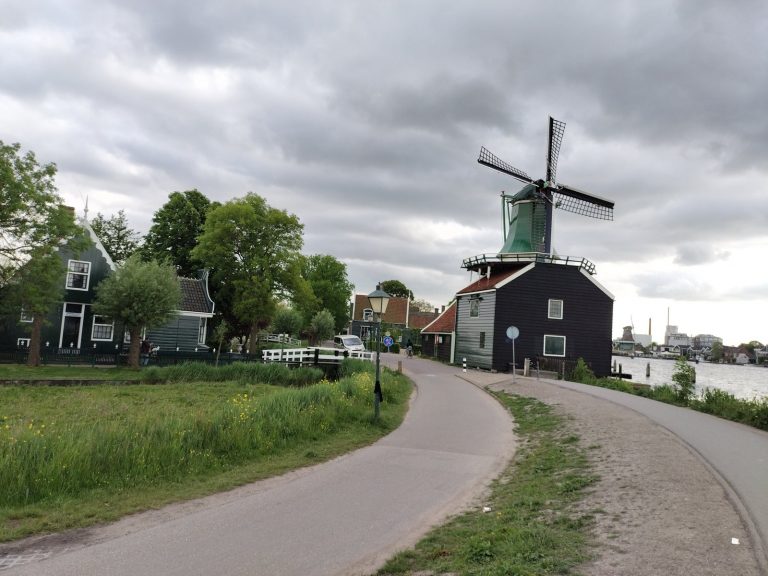 運河沿いの道と伝統的な風車 A traditional windmill beside a canal path