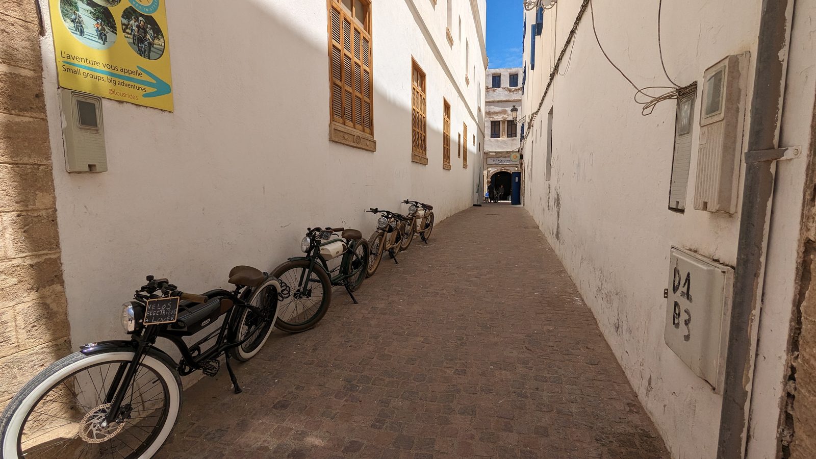 エッサウィラのメディナの白壁の路地 White-washed alley in the Essaouira medina