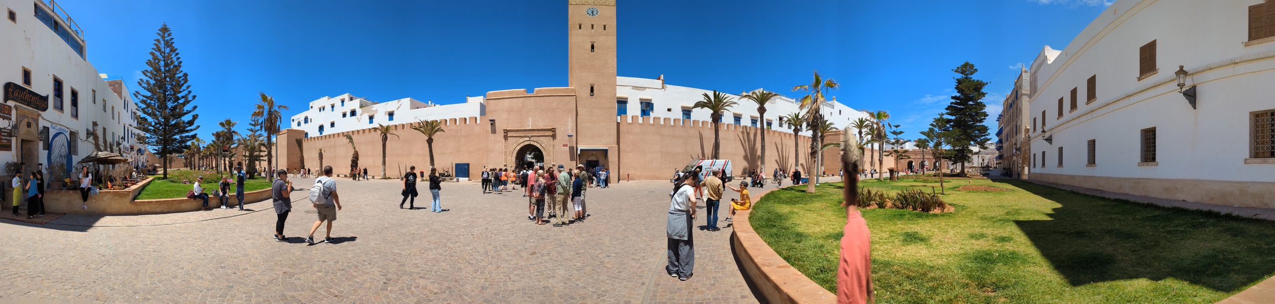 エッサウィラの城壁と時計塔の広場 Panorama of the ramparts and clock tower square, Essaouira