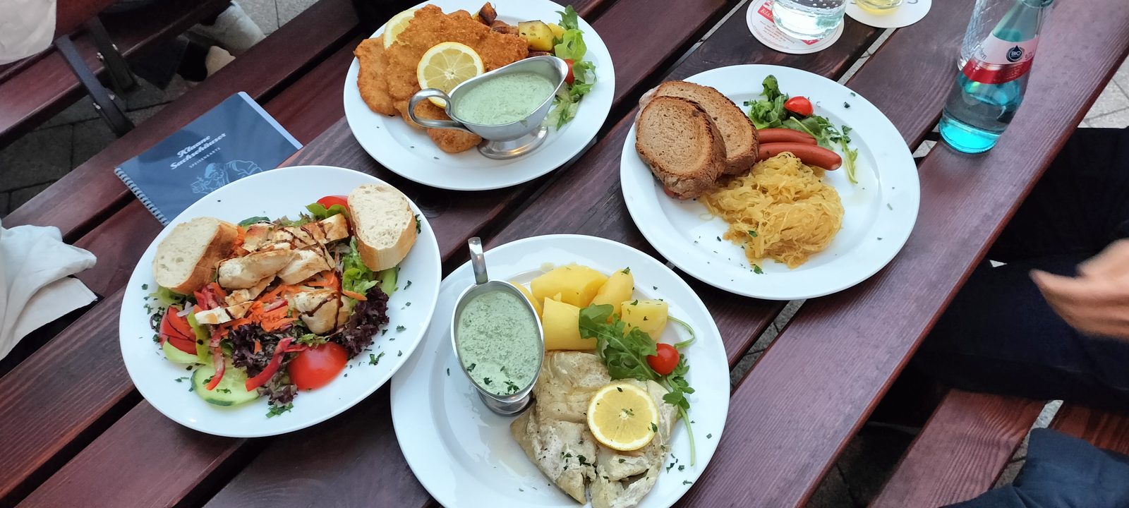 フランクフルト名物グリューネゾーセとシュニッツェルの夕食 Frankfurt dinner with Grüne Sosse (green sauce) and schnitzel