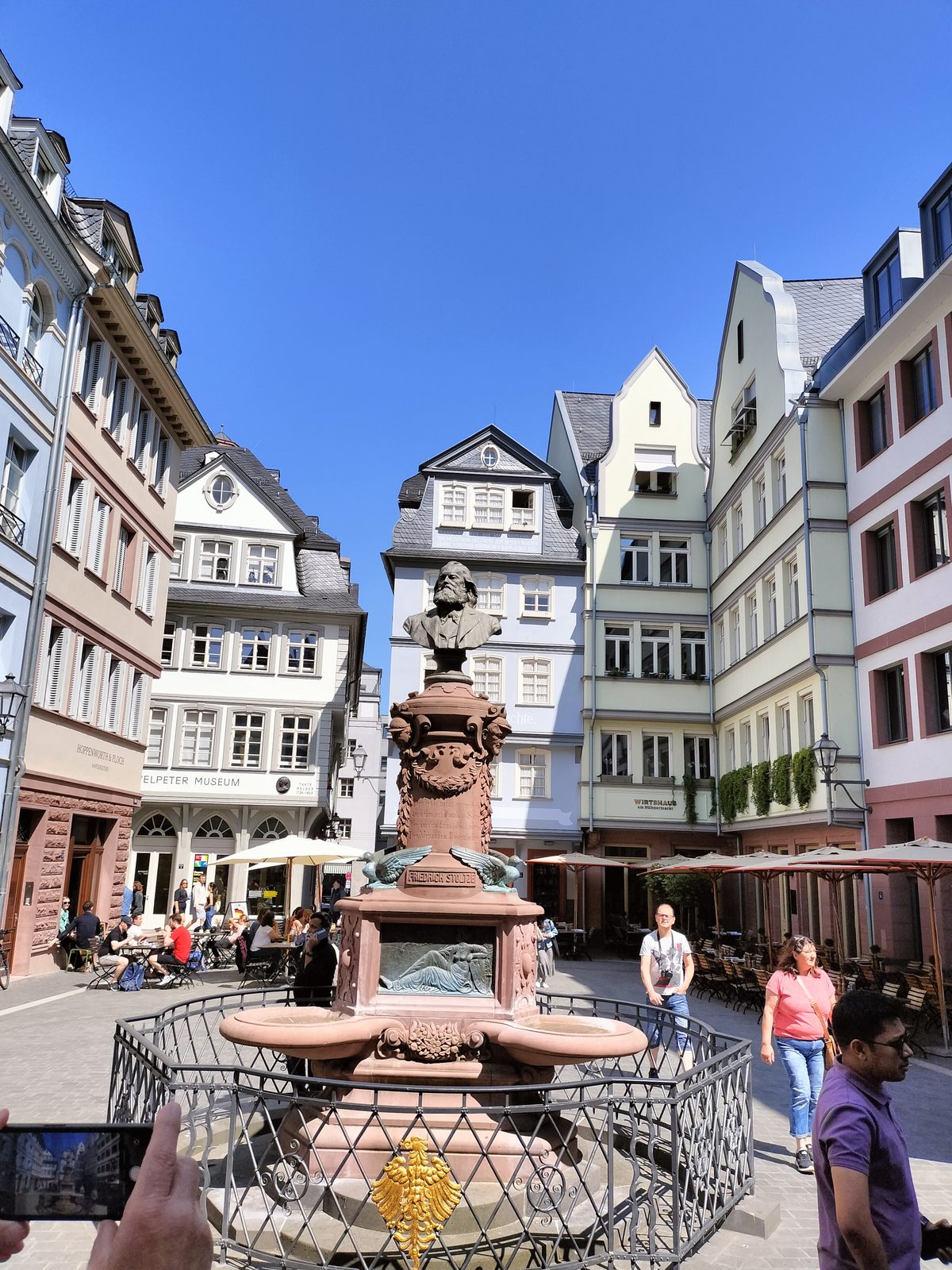 フランクフルト新旧市街の泉と木組みの家並み Fountain in Frankfurt's reconstructed new old town (DomRömer)