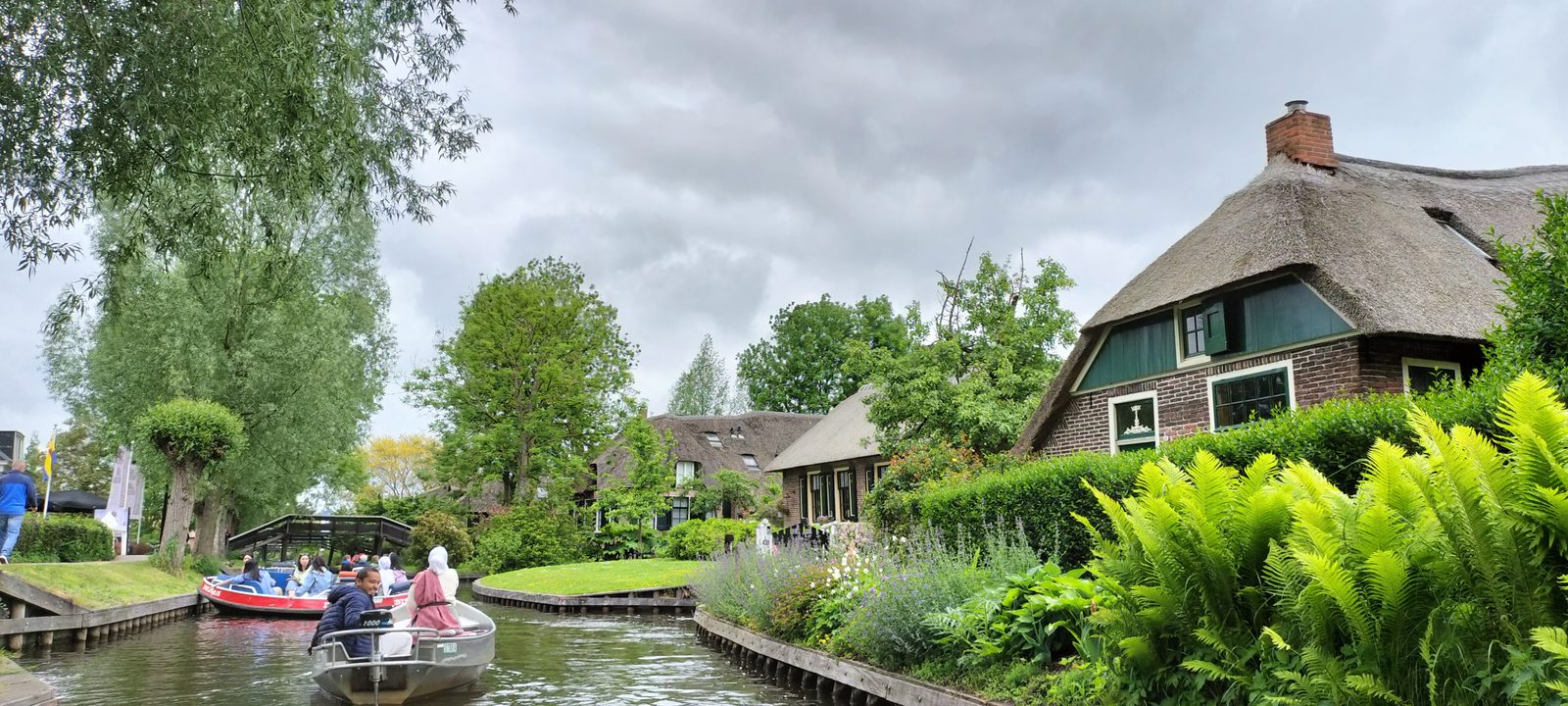 ヒートホールンでボート遊びをする人々 Rental boats on Giethoorn canal