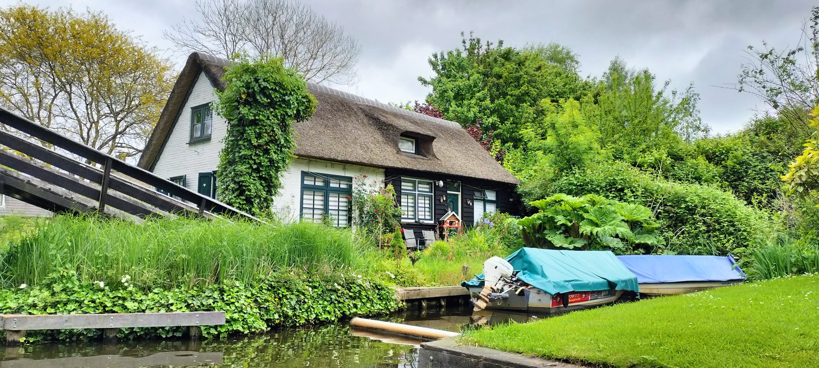 運河沿いの農家と停泊するボート Farmhouse with moored boats along the canal, Giethoorn