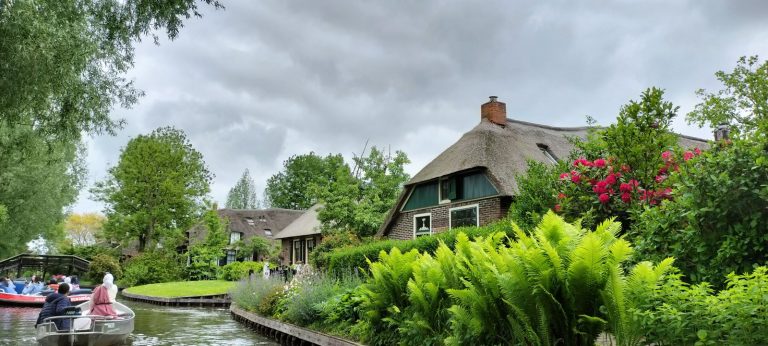 茅葺き屋根の家と運河(ヒートホールン) A thatched cottage beside a canal, Giethoorn