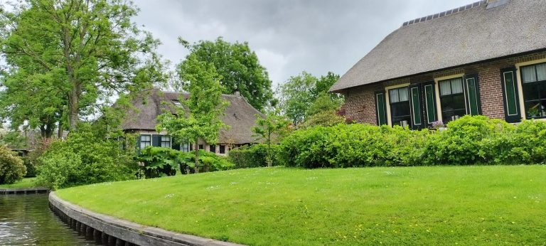 A lawn beside the water in Giethoorn
