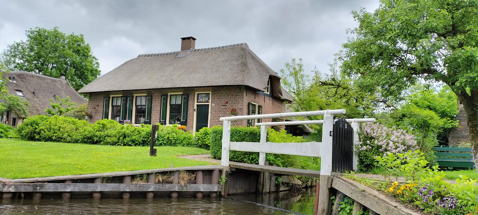ヒートホールンの白い木橋 White wooden bridge over the Giethoorn canal