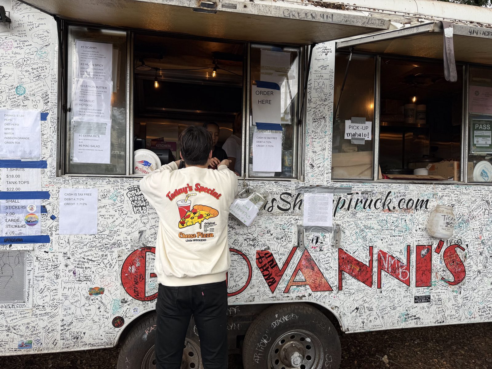 ジョバンニのシュリンプトラック Giovanni's Shrimp Truck covered in signatures, North Shore, Oahu