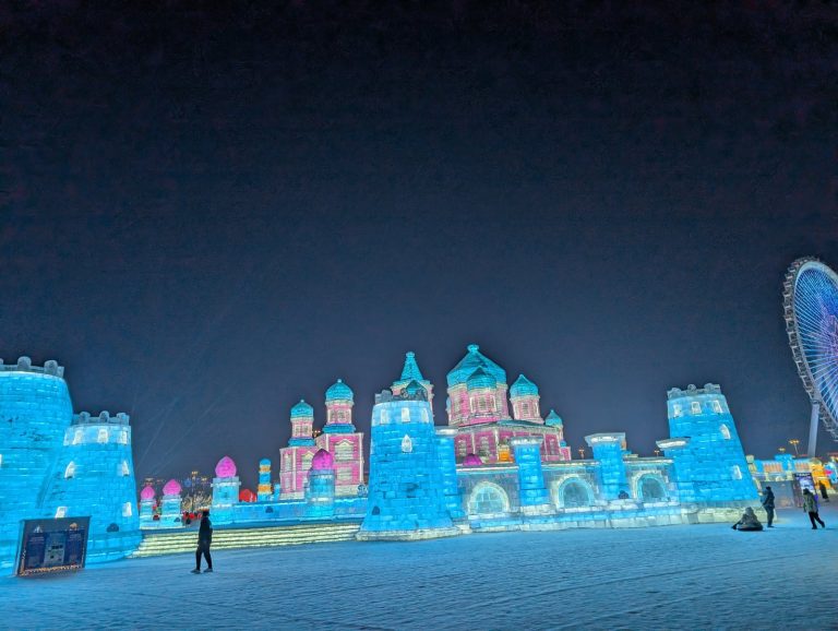 氷雪大世界、青く輝く氷の城 Ice castles glowing blue at Harbin Ice and Snow World