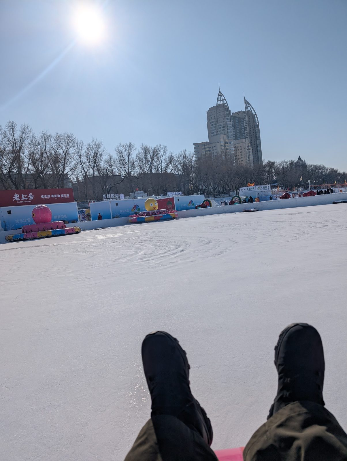 凍結した松花江の氷の滑り台 Ice slide on the frozen Songhua River, Harbin