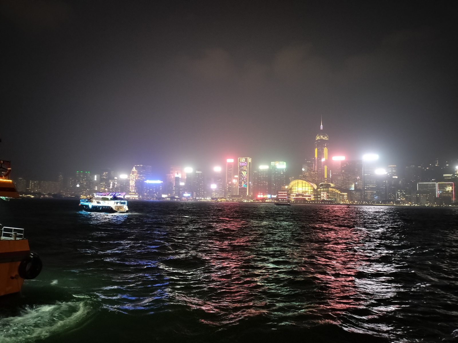 夜のスターフェリーとビクトリア・ハーバー The Star Ferry crossing Victoria Harbour at night, Hong Kong