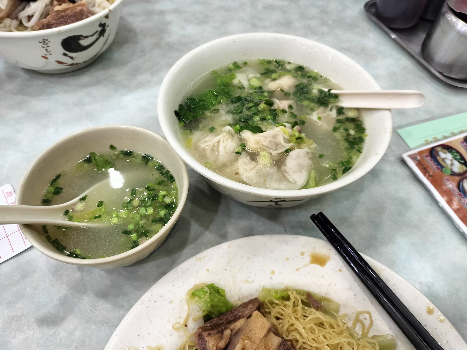 香港の海老雲呑麺セット Shrimp wonton noodles set in Hong Kong
