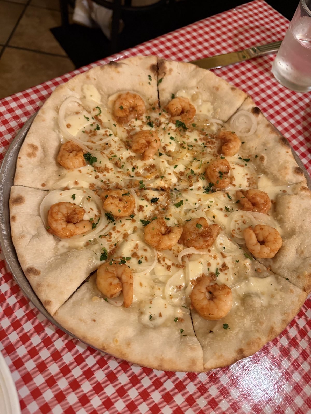 ホノルルのエビとガーリックのピザ Shrimp and garlic pizza at a local pizzeria, Honolulu
